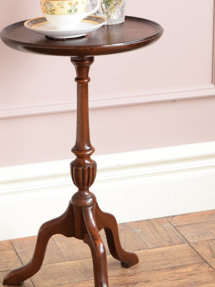 英国スタイルのアンティークテーブル