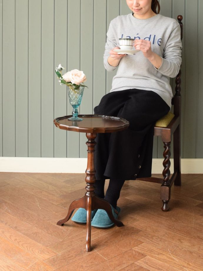 アンティークのワインテーブル