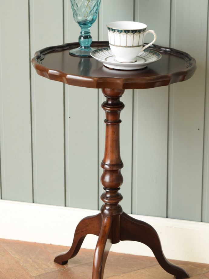 英国スタイルのアンティークテーブル