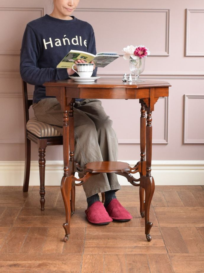 アンティークのオケージョナルテーブル