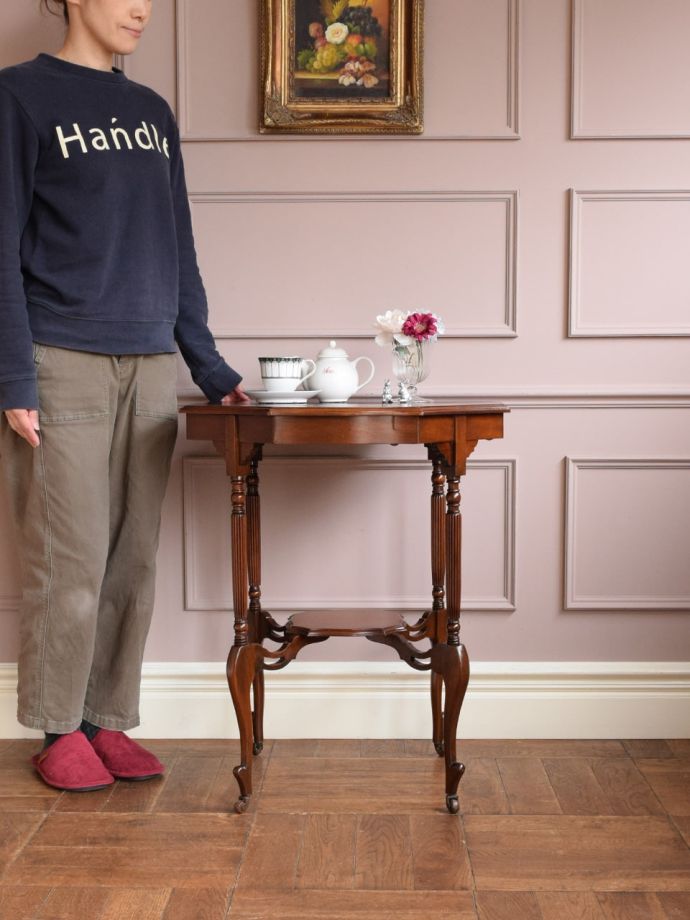 美しいアンティークのテーブル