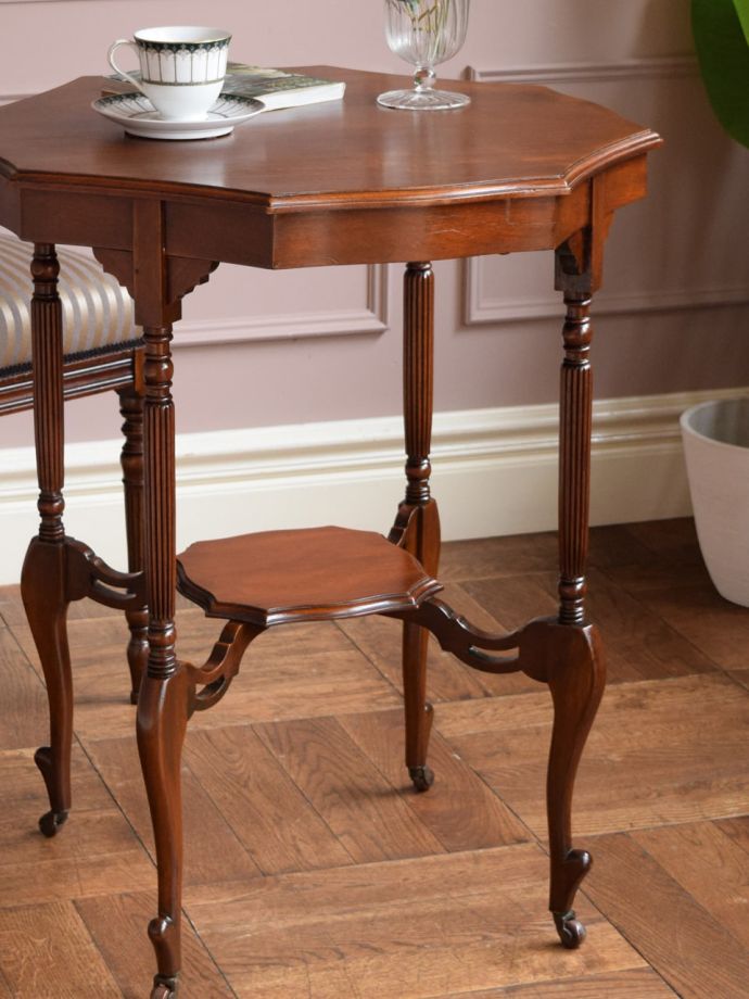 英国のアンティーク家具らしいデザイン