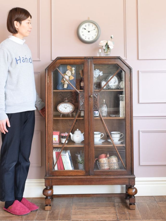 英国アンティークのガラスキャビネット