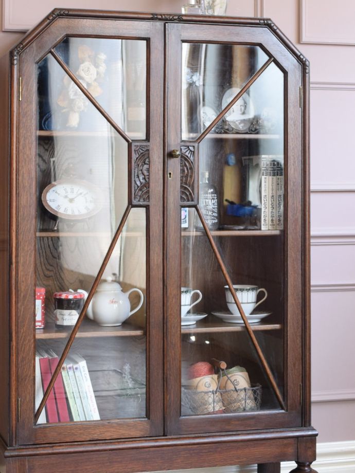 ガラス扉のおしゃれなキャビネット