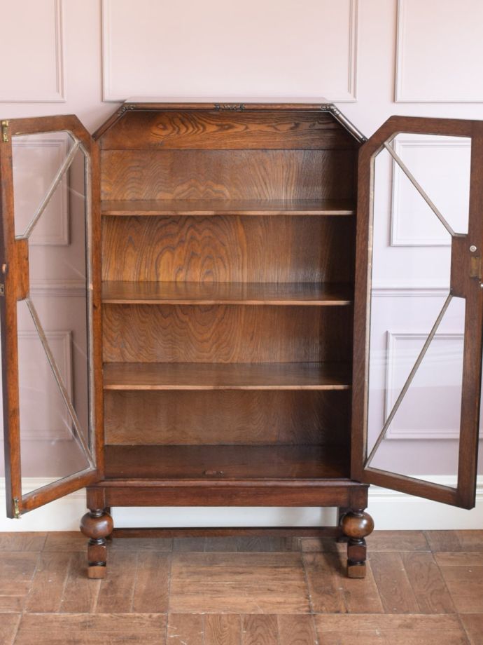 ガラスキャビネットの扉の中