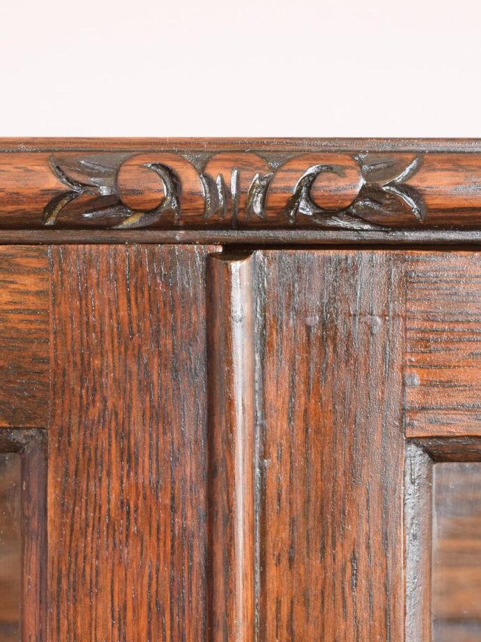 ガラスキャビネットの装飾