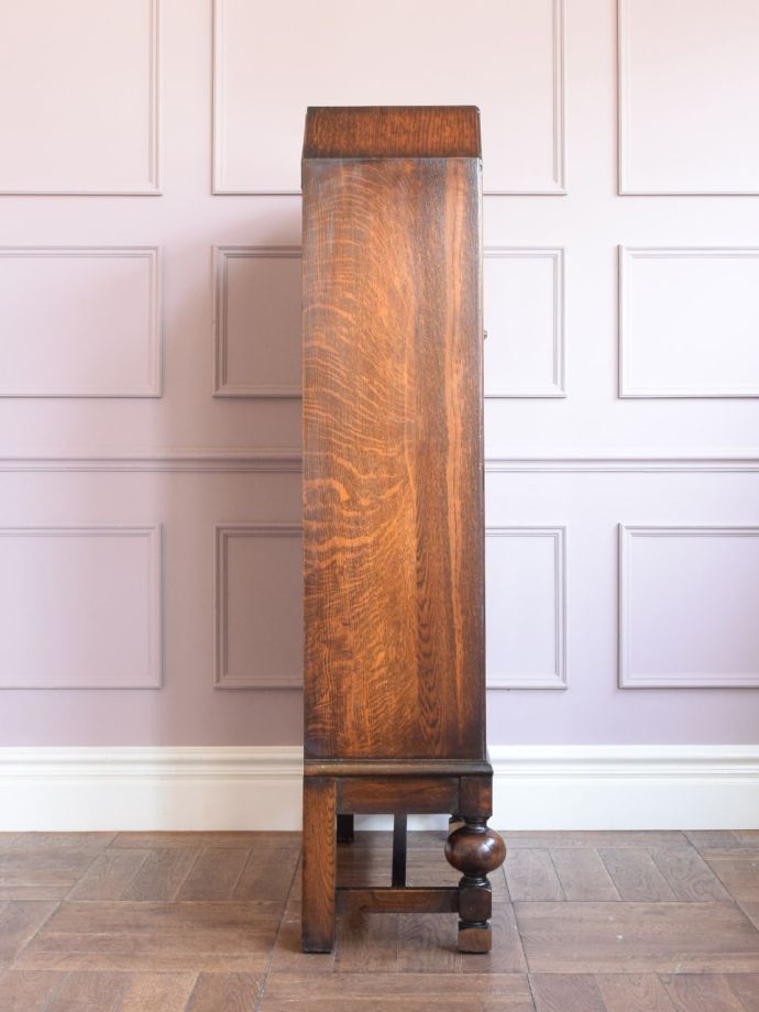 ガラスキャビネットの側面