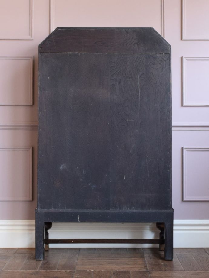 ガラスキャビネットの後ろ姿