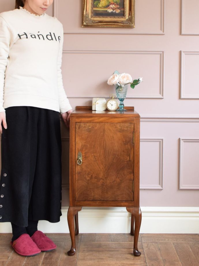 英国アンティークのキャビネット