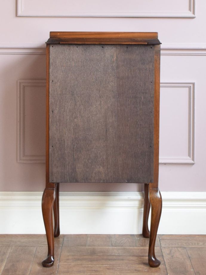 後ろ姿も見てください。