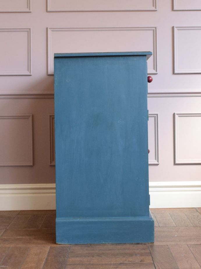 キャビネットの横顔