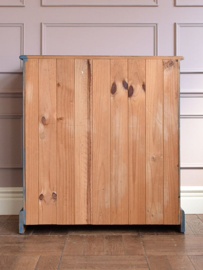 キャビネットの後ろ姿