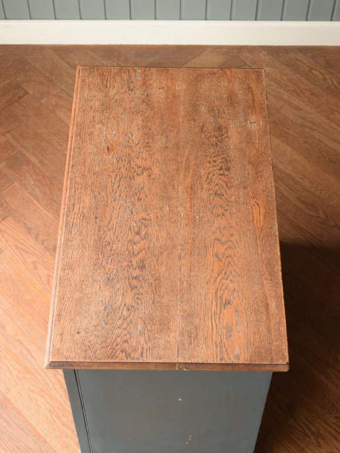 アンティークのチェストの天板