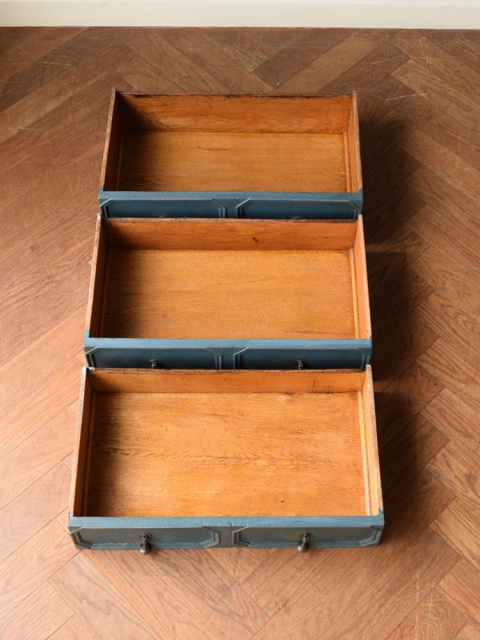 チェストの引き出しの中