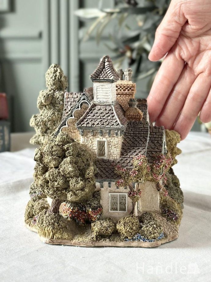 三角屋根が可愛いビンテージのミニチュアハウス、イギリスから届いた