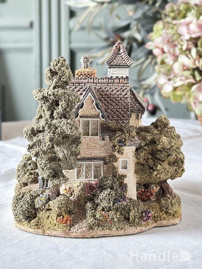 三角屋根が可愛いビンテージのミニチュアハウス、イギリスから届いた