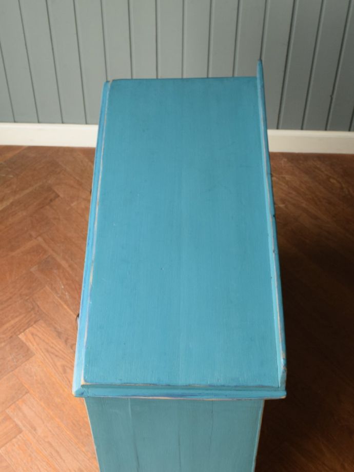 アンティークのチェストの天板