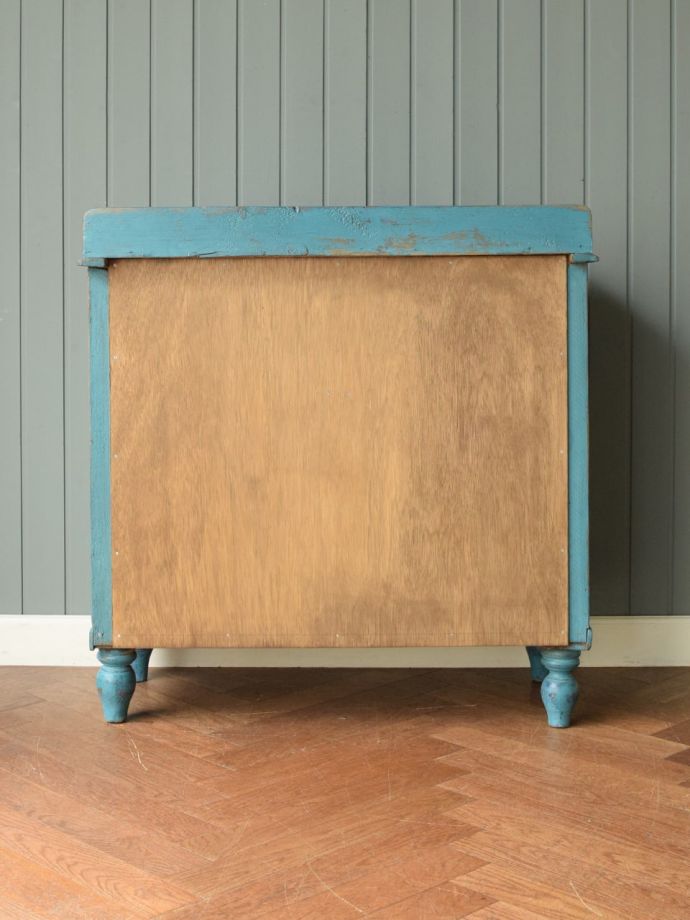 アンティークチェストの後ろ姿