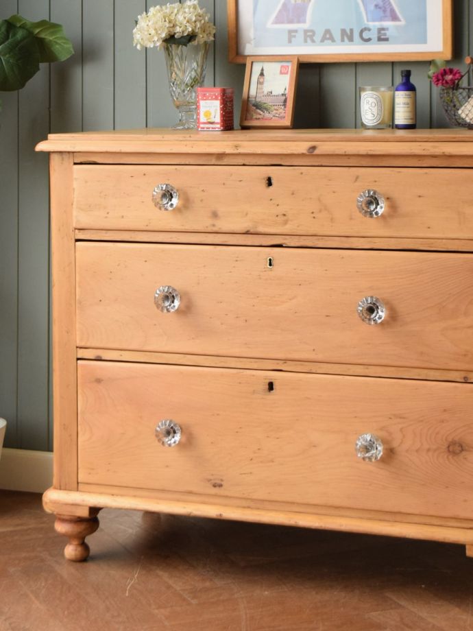 オールドパイン材の木目