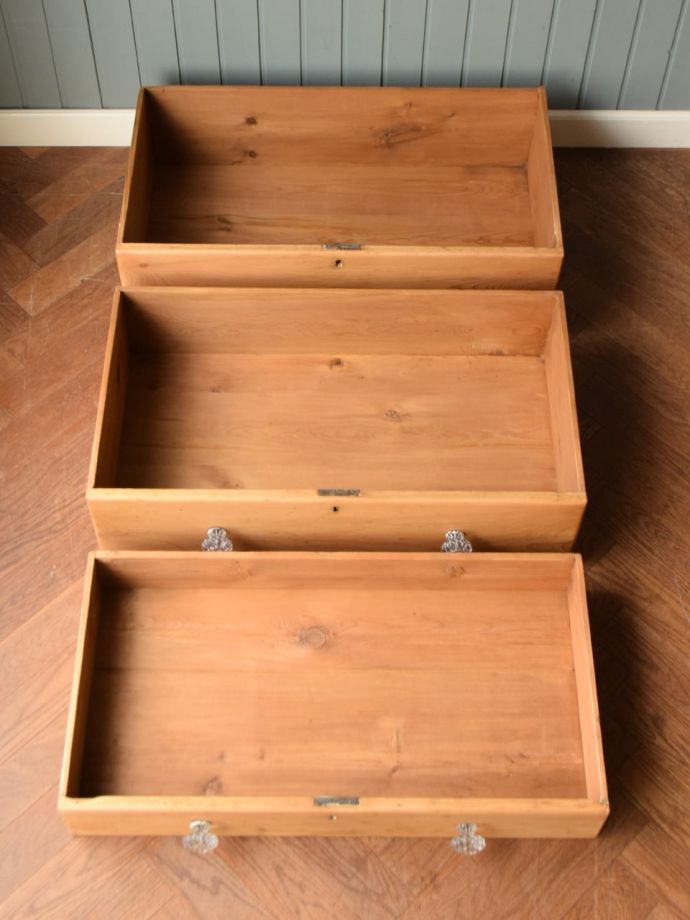 チェストの引き出しの中