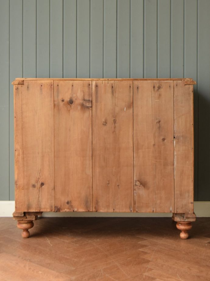 アンティークチェストの後ろ姿