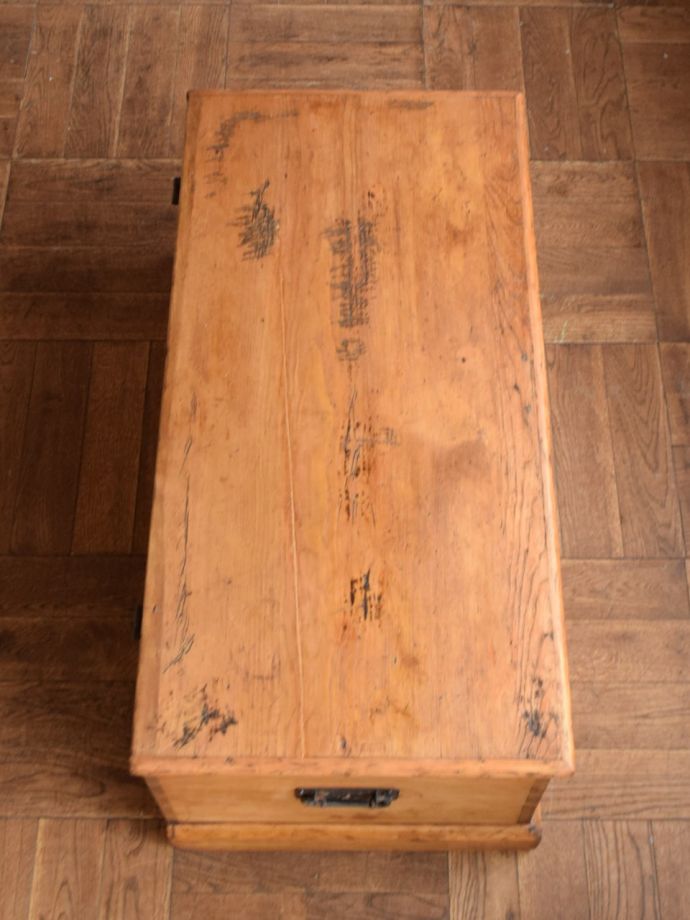 アンティークのブランケットボックスの天板