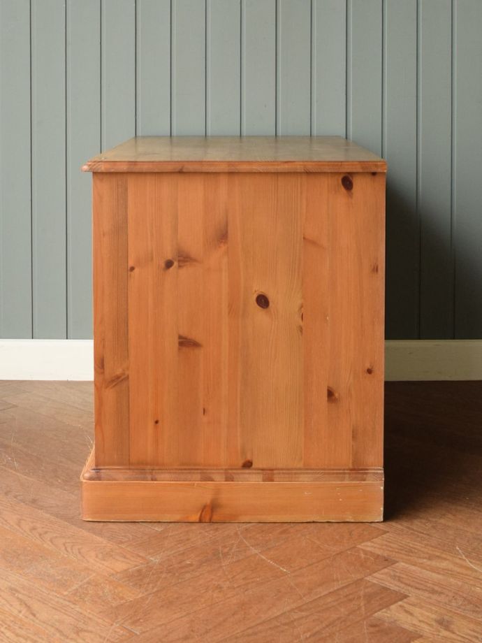 キャビネットの横顔