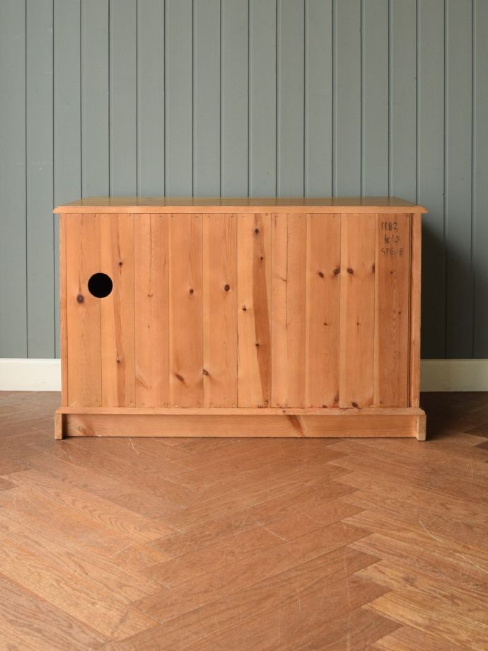 キャビネットの後ろ姿