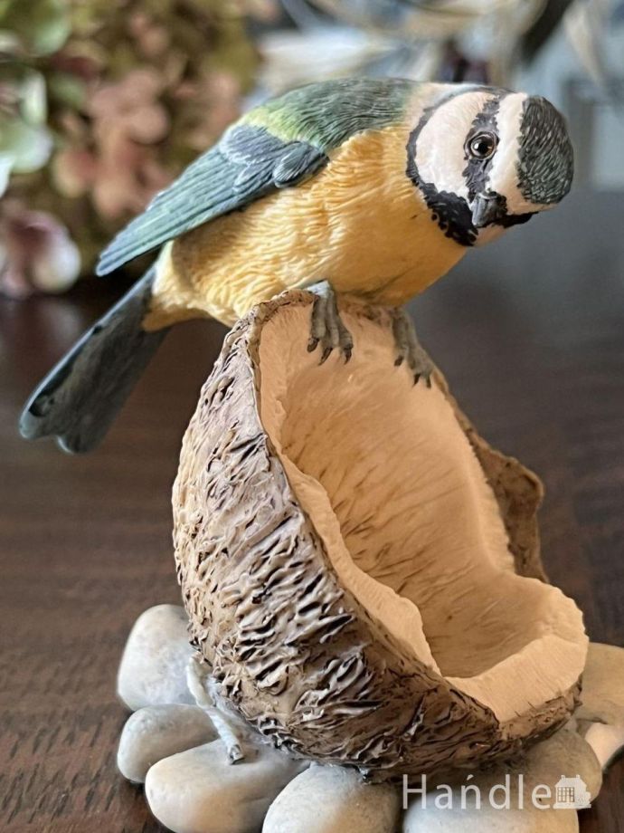 木の実をのぞき込むしぐさが可愛い青い鳥のオブジェ、BORDER FINE ARTS