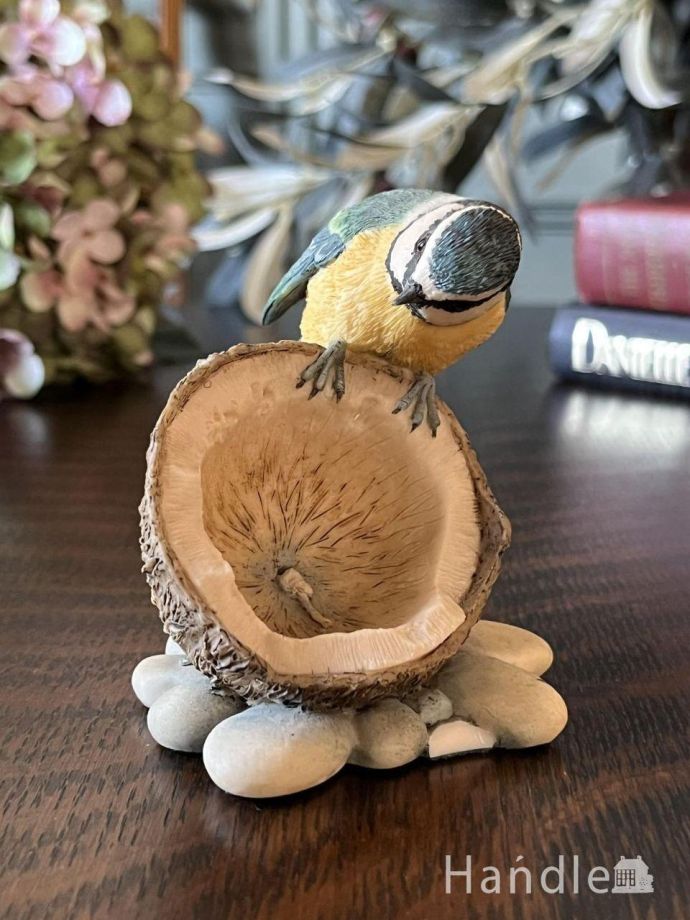 木の実をのぞき込むしぐさが可愛い青い鳥のオブジェ、BORDER FINE ARTS