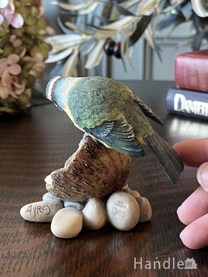 木の実をのぞき込むしぐさが可愛い青い鳥のオブジェ、BORDER FINE ARTS