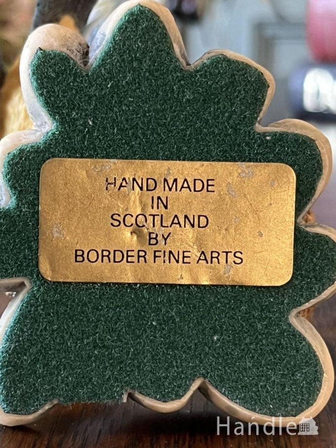 木の実をのぞき込むしぐさが可愛い青い鳥のオブジェ、BORDER FINE ARTS