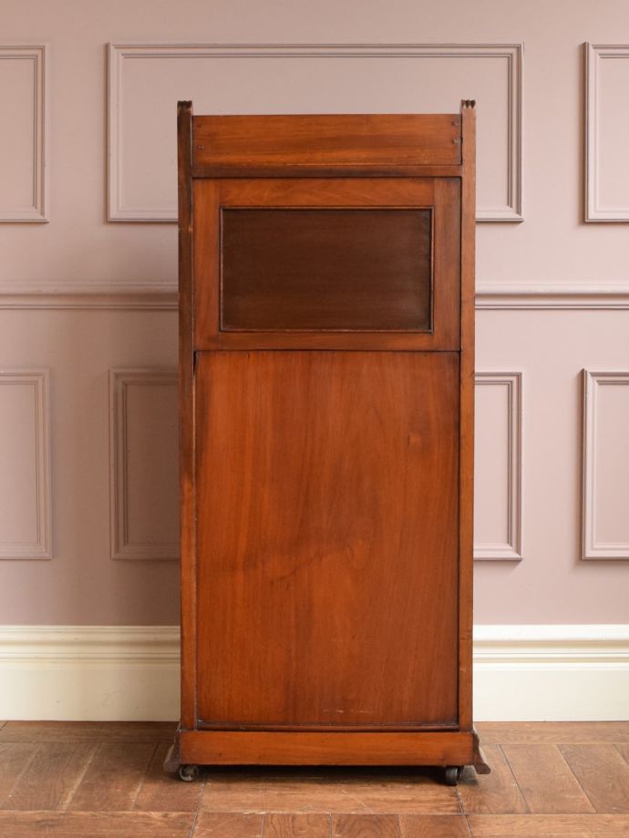 キャビネットの後ろ姿