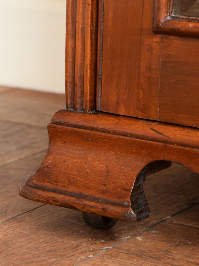 アンティークキャビネットの脚