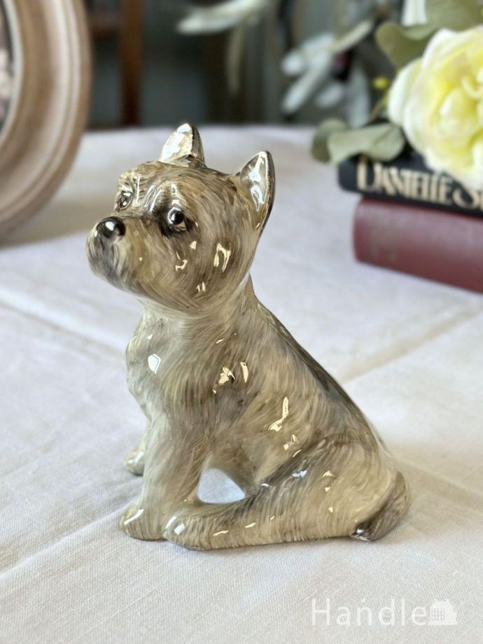 英国アンティークの陶磁器で出来たフィギュリン、表情が可愛い白い