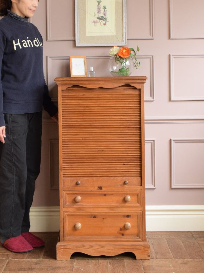 アンティークのサイドキャビネット