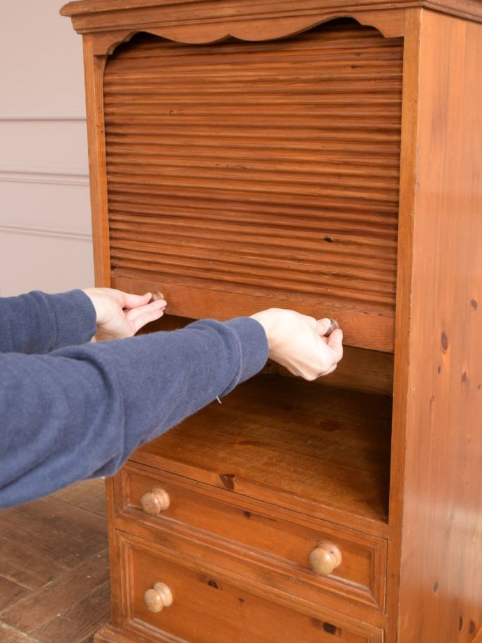 蛇腹式の扉は上下スライドさせて開けます