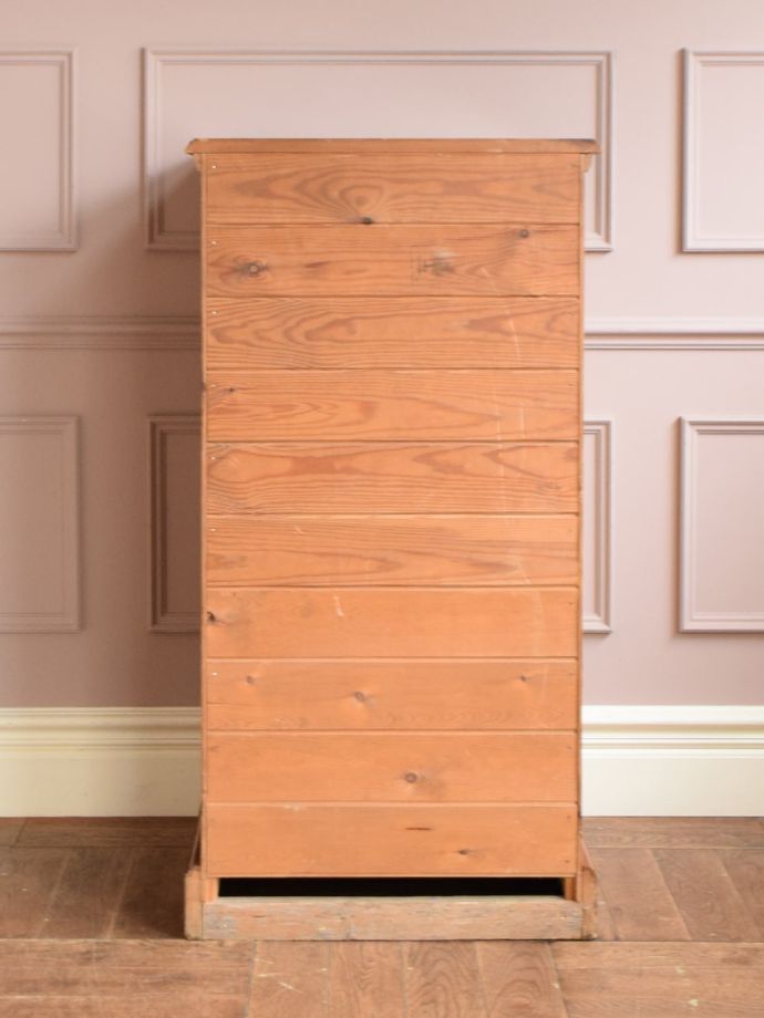 キャビネットの後ろ姿