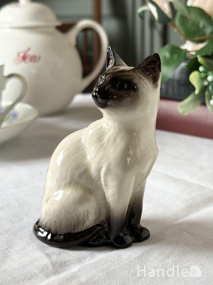 英国アンティークの陶器の猫、ベスウィック社のシャムネコの置物