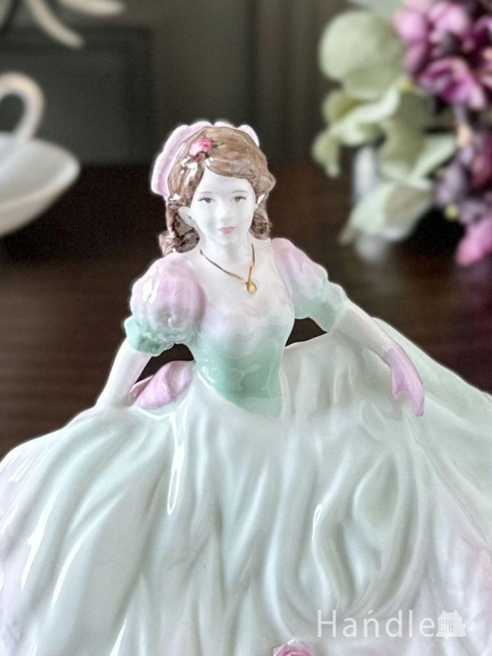 コールポート（Coalport）の可愛いフィギュリン、Debutanteシリーズの