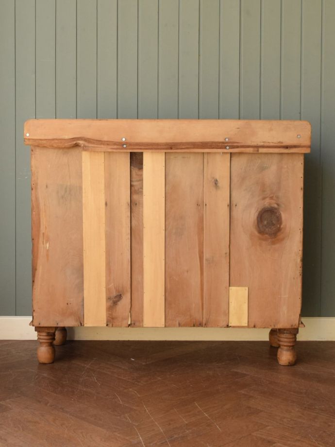 アンティークチェストの後ろ姿