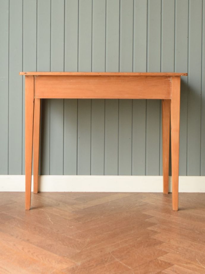 テーブルの後ろ姿