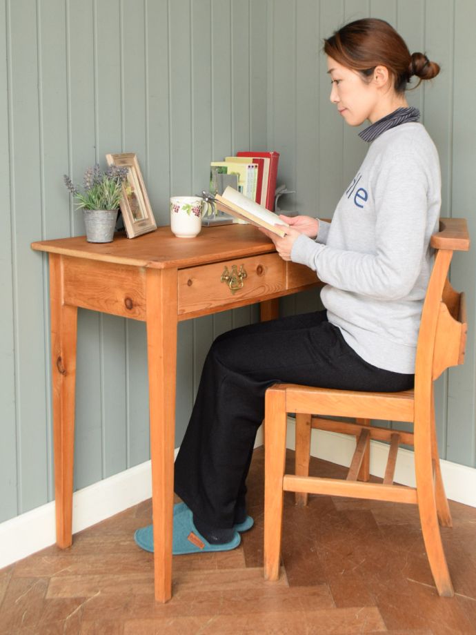 アンティークのテーブル