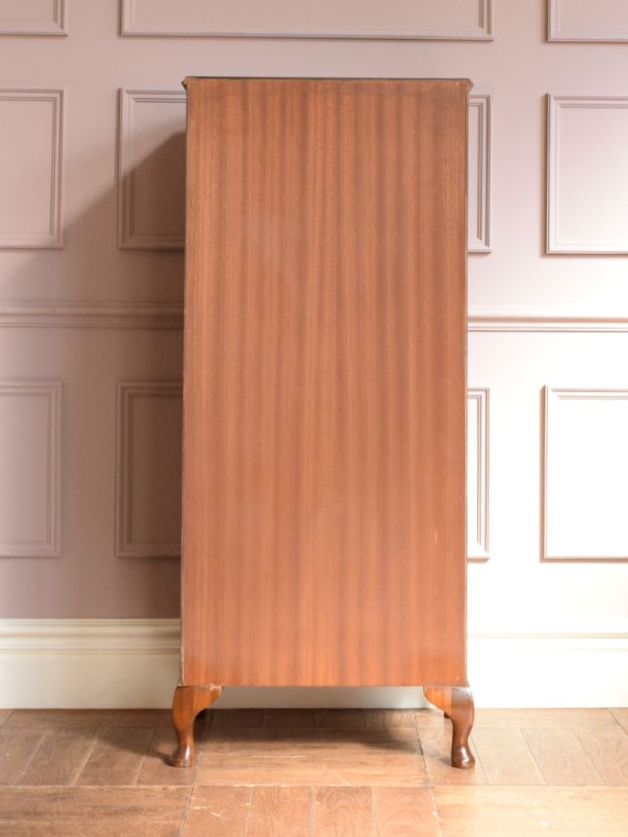 アンティークチェストの後ろ姿