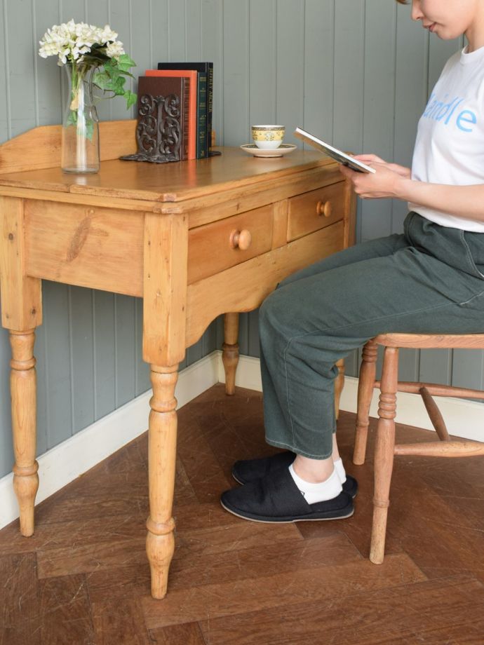 アンティークのテーブル