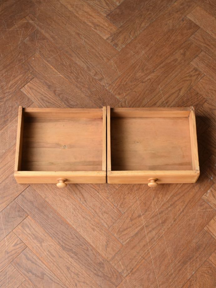 アンティーク家具の引き出しの中