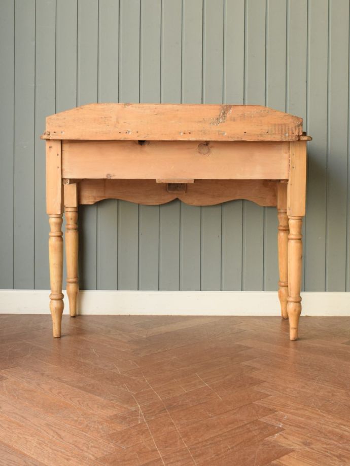 テーブルの後ろ姿