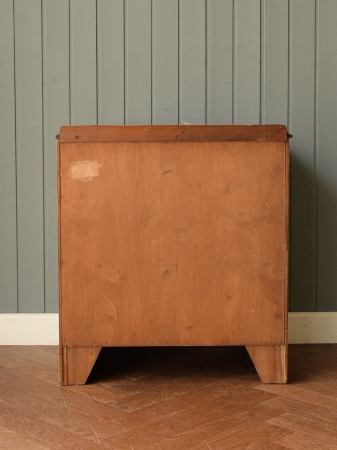 アンティークチェストの後ろ姿