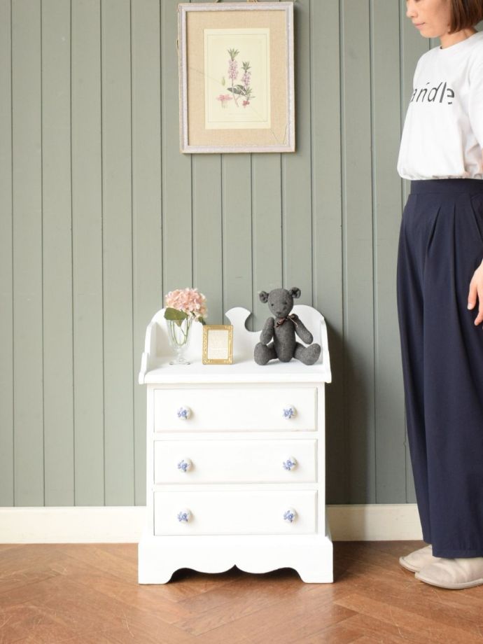 フランスアンティークのサイドチェスト