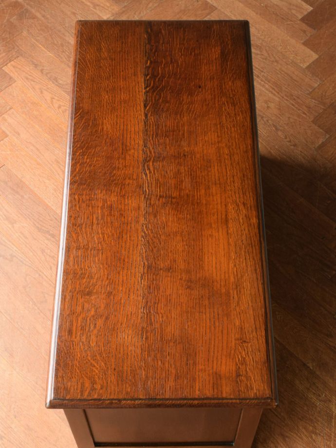 アンティークのブランケットボックスの天板